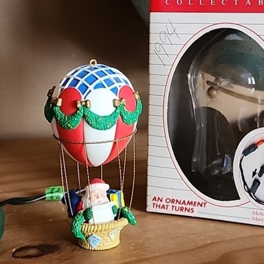 Vintage 1989 NOMA Ornamotion Rotating Christmas ornament Santa hot air balloon